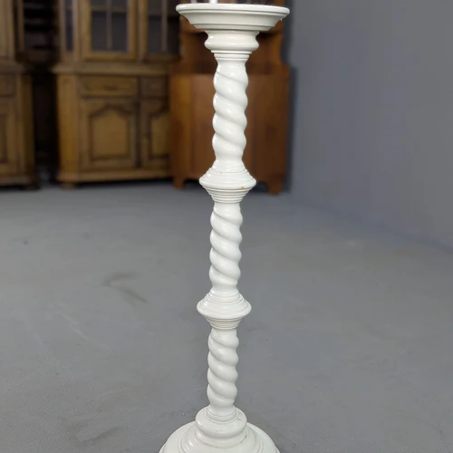 Medinis stovas – funkcionalus ir stilingas baldų elementas