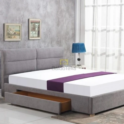 Moderni lova su grotelėmis, gobelenas ir medis