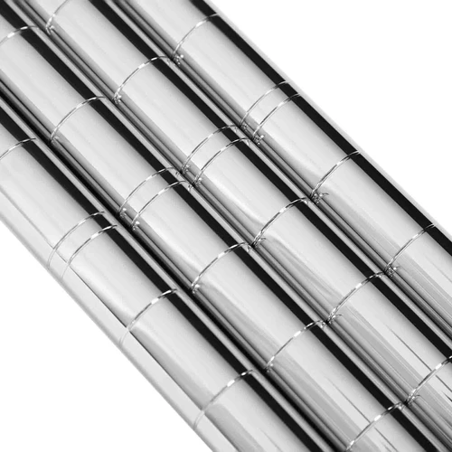 Sidabrinė prieskonių lentyna su tvarkinga išdėstymu