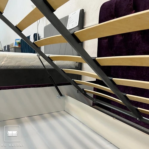 Šiuolaikiška miegamojo lova su dujiniu pakėlimo mechanizmu