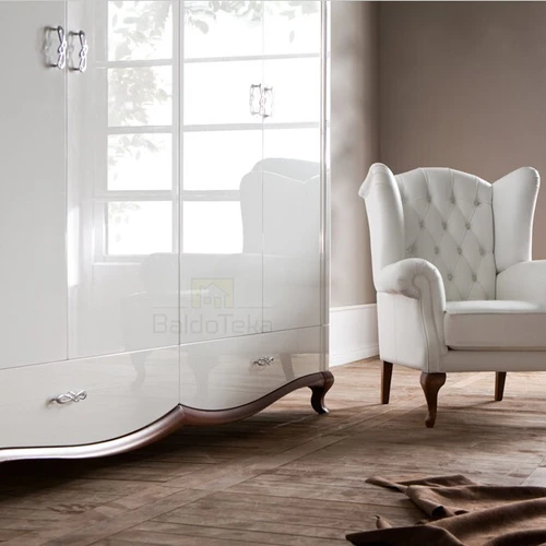 Modernus stalas su alksnio kojomis ir blizgiu apdaila