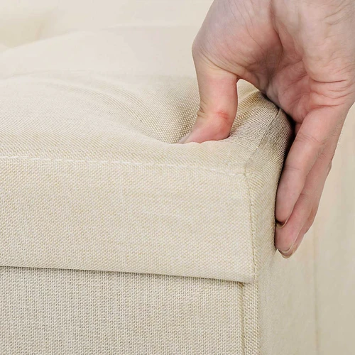 Smėlio spalvos kėdė, tinkanti mažiems butams