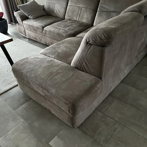 Idealus kampinis sofos modelis