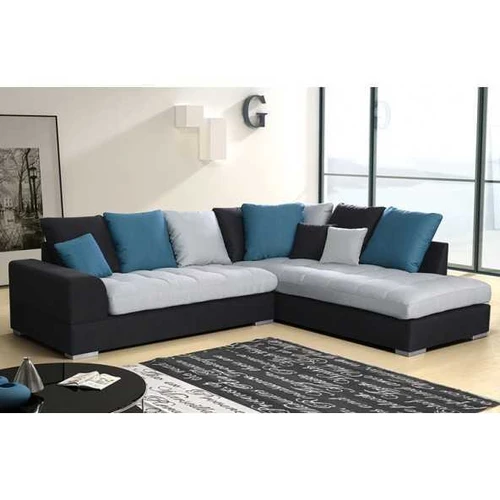 Moderni sofa su plastikinėmis kojelėmis