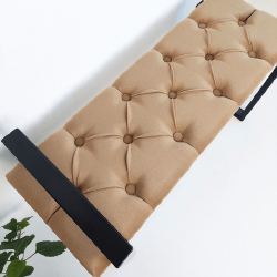 Elegantiškas minkštasuolis – puikus sprendimas prieškambariui ar darbo kambariui