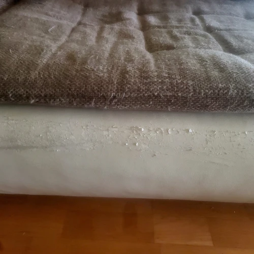 Minkštas kampas iš eko odos ir gobeleno su kavos staliuku