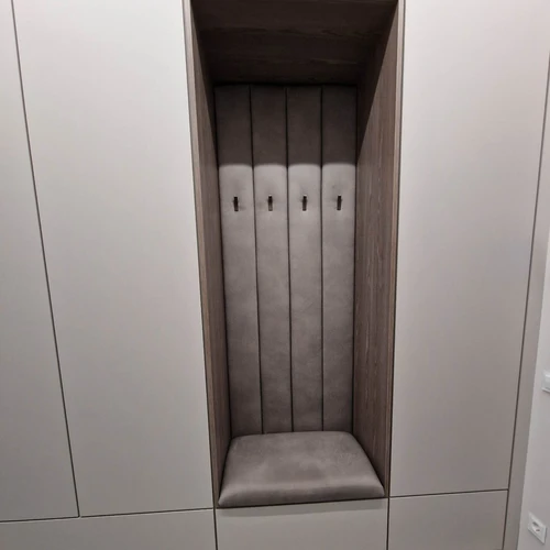 Rūbų kabyklos ir minkštos panelės – puikus interjero akcentas