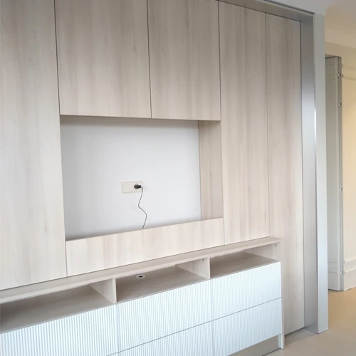 Aukštos spintos su tylaus uždarymo sistemomis