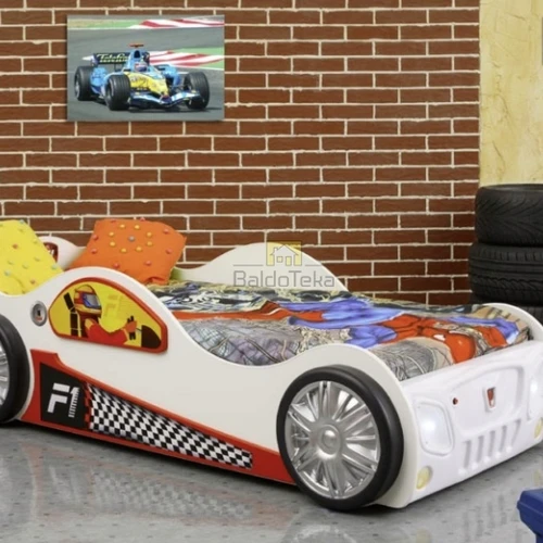 Patogi lova su medinėmis grotelėmis ir šviečiančiu priekiu