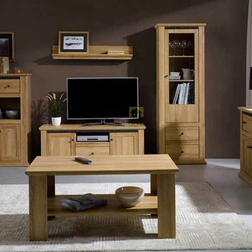 Kompaktiška spinta su metaliniais detalėmis