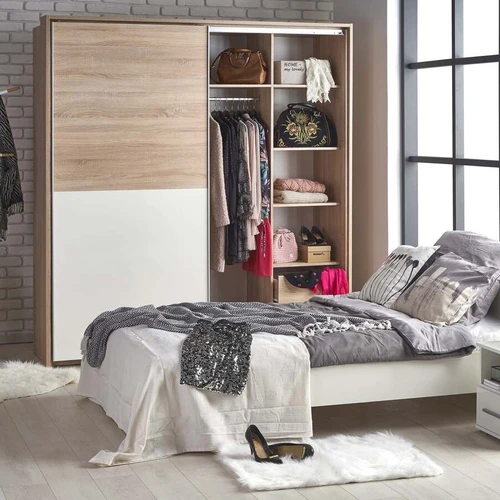 Kompaktiška balta spintelė, puikiai tinka mažiems erdvėms