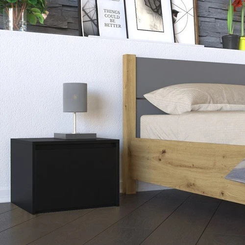 Patvari juoda spintelė su ritininiais bėgeliais