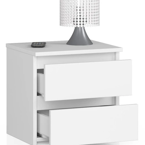 Modernus naktinis staliukas su erdviais stalčiais ir metaliniais kreiptuvais