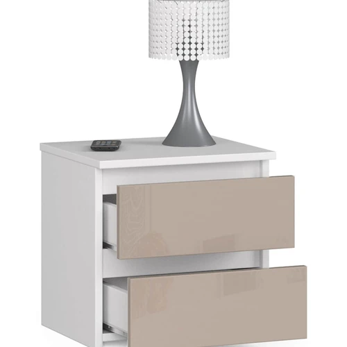 Baltas naktinis staliukas su kapučino blizgesiu