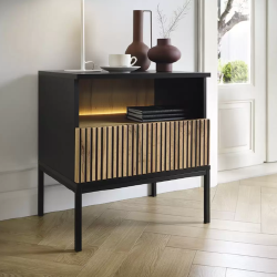 Robotui siurbliui pritaikytas baldas su funkcionaliu dizainu