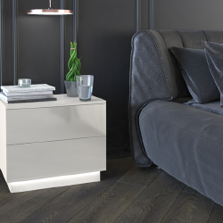 Kompaktiška naktinė spintelė su ritininiais bėgeliais