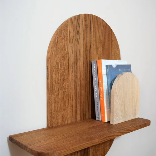 Modernus medinis naktinis staliukas su balta arka