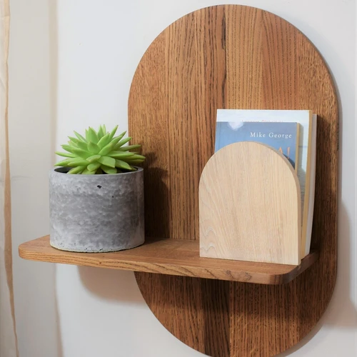 Lengvai montuojamas naktinis staliukas prie sienos