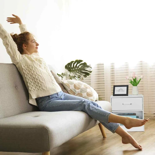 Modernus naktinis staliukas su stalčiumi – minimalizmas