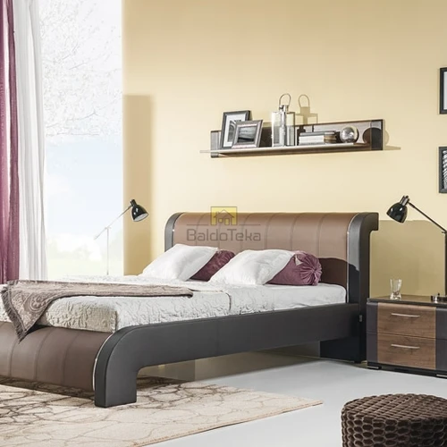 Elegantiška spinta su metalinėmis rankenėlėmis ir riešuto/venge spalva