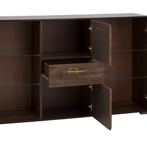 Tvarkinga spinta su metalinėmis rankenėlėmis ir medinėmis kojelėmis