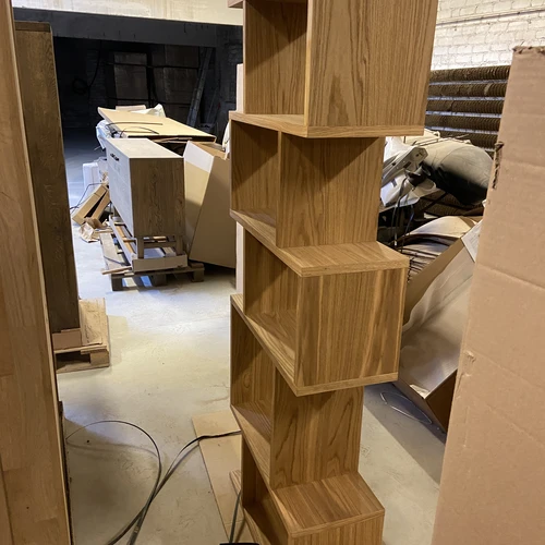 Ergonominė aukšta ąžuolo faneruotės lentyna