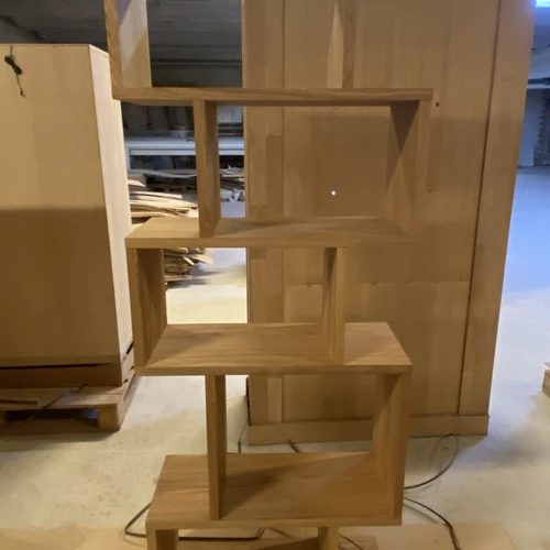 Tvarkinga ir talpi ąžuolo faneruotės lentyna