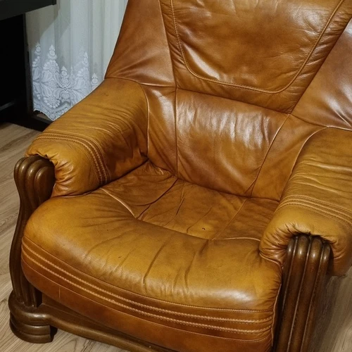 Minimalių defektų 3+1+1 sofos komplektas su galimybe renovuoti