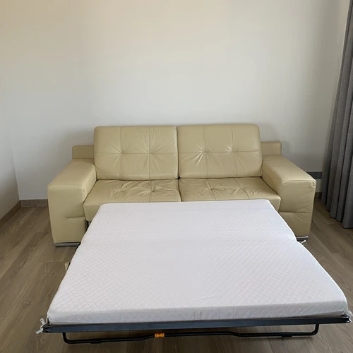 Puikus odinis sofų komplektas su foteliu ir patalynės dėže