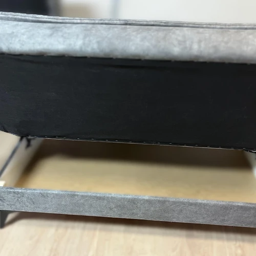 Elegantiška juoda sofa lova, tvirtas dėmes atsparus audinys