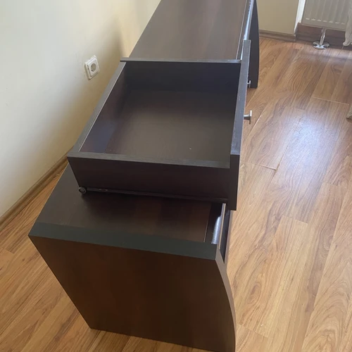 Kokybiška spinta su nedideliais pabraižymais – puiki kaina