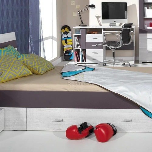 Kompaktiška spinta su plastikinėmis rankenėlėmis