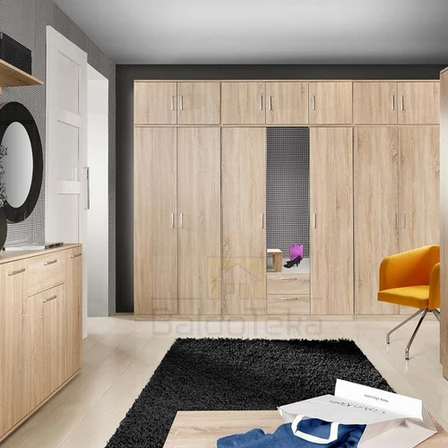 Šviesaus ąžuolo spinta su moderniu dizainu