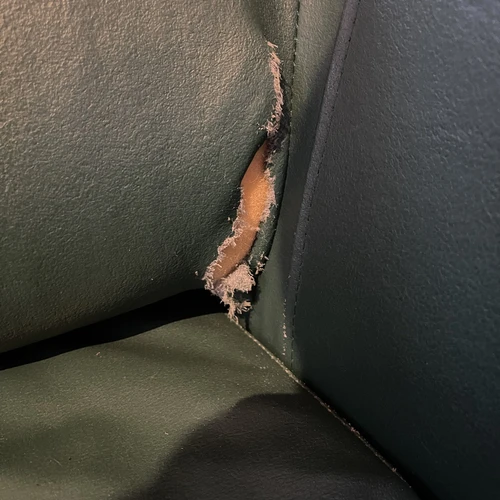 Odinė sofa su defektu – puiki kaina