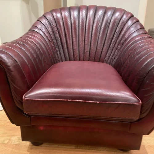 Sofa su foteliais bordo odos interjero spalvoje