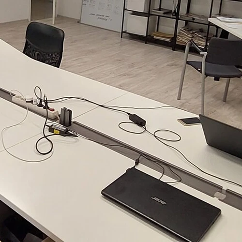 Didelės talpos ofisinis stalas – 4 darbo vietos