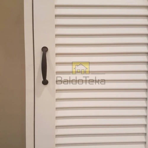 Elegantiška balta matinė spinta su moderniu dizainu