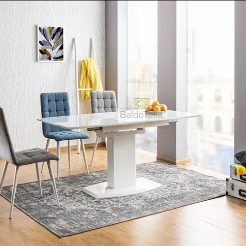 Kompaktiškas pilkas fotelis, tinkamas mažiems erdvėms