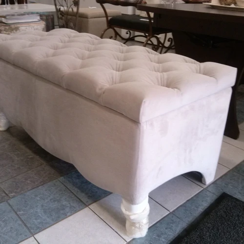 Gobeleno ir medinių kojelių deriniai – jūsų interjero akcentas