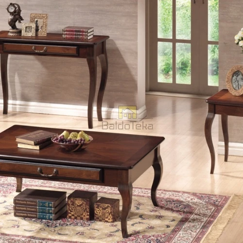 Tvarkingas stalas su natūraliomis medinėmis kojomis