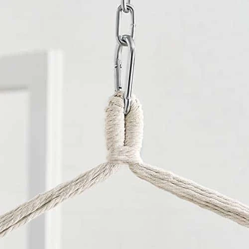 Pakabinama kėdė su pagalvėmis – komfortas ir modernus dizainas