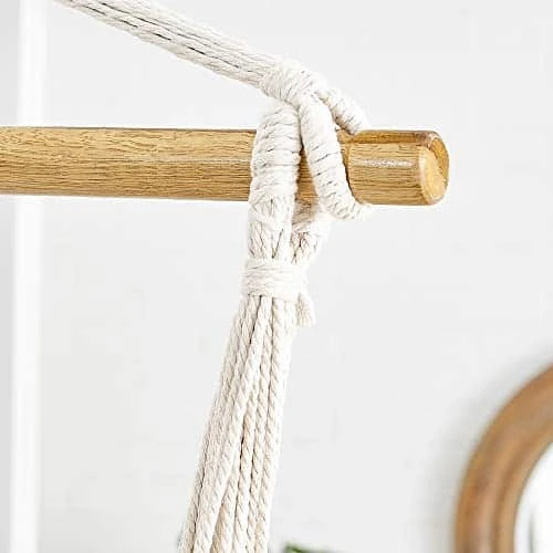 Prašmatnus pakabinamas fotelis su metaline grandine – stilingas akcentas