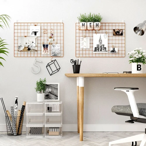 Stilinga geležinė lentyna su mediniais spaustukais