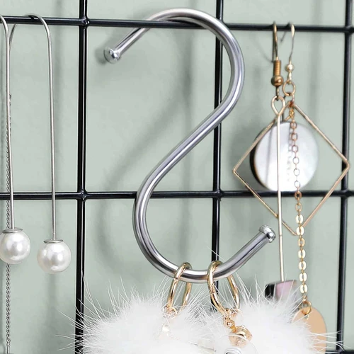 Sieninė lentyna su mediniais spaustukais ir kabliukais