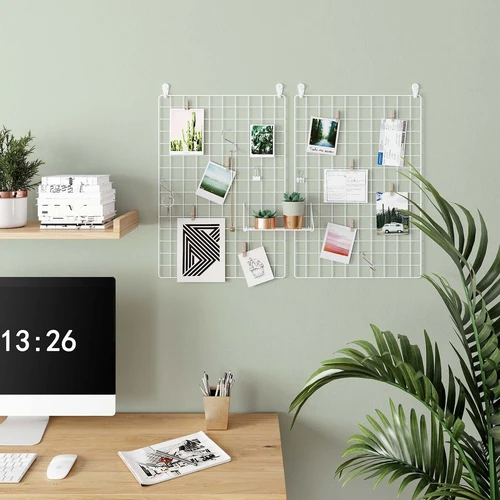 Balta geležinė sieninė lentyna su kabliukais