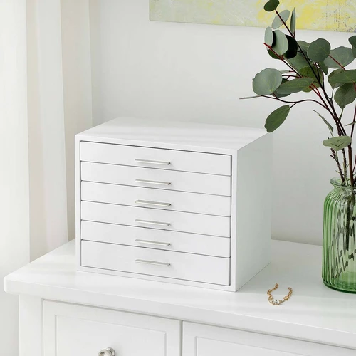 Patvari ir stilinga balta papuošalų dėžutė