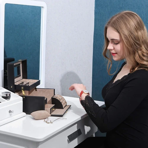 Idealus papuošalų laikiklis su apsauga nuo dulkių