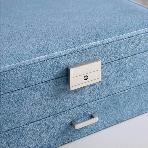 Šviesiai mėlyna dėžutė su raktu