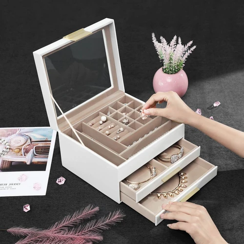 Balta papuošalų dėžutė su stiklo dangteliu