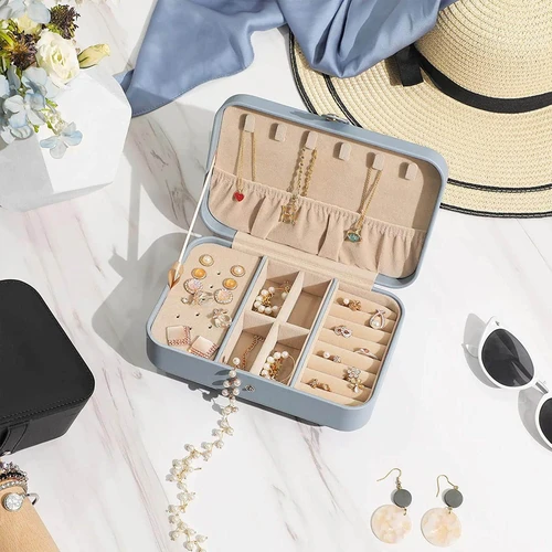 Minkštas aksomo pamušalas ir dirbtinė oda papuošalų dėkle